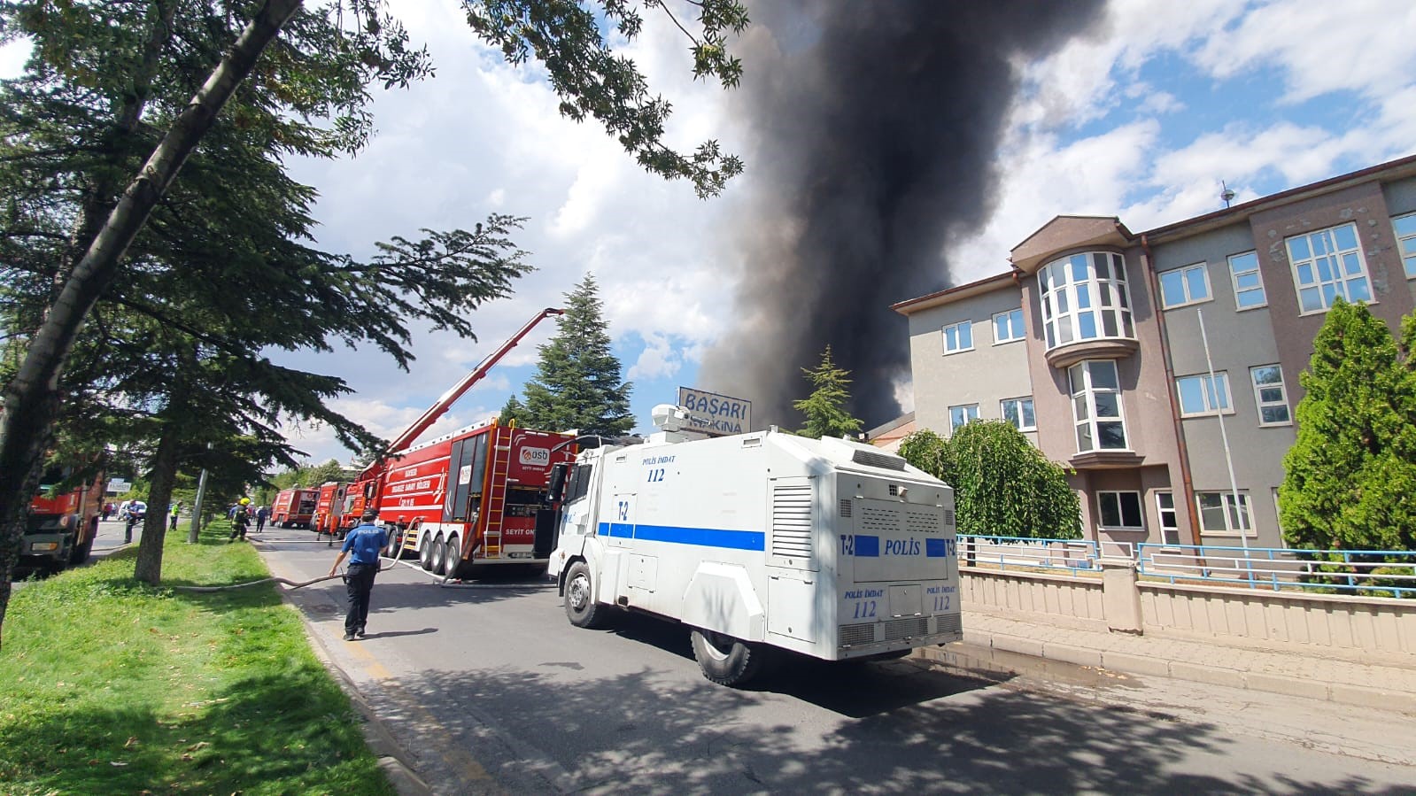 Sünger fabrikasında büyük yangın
