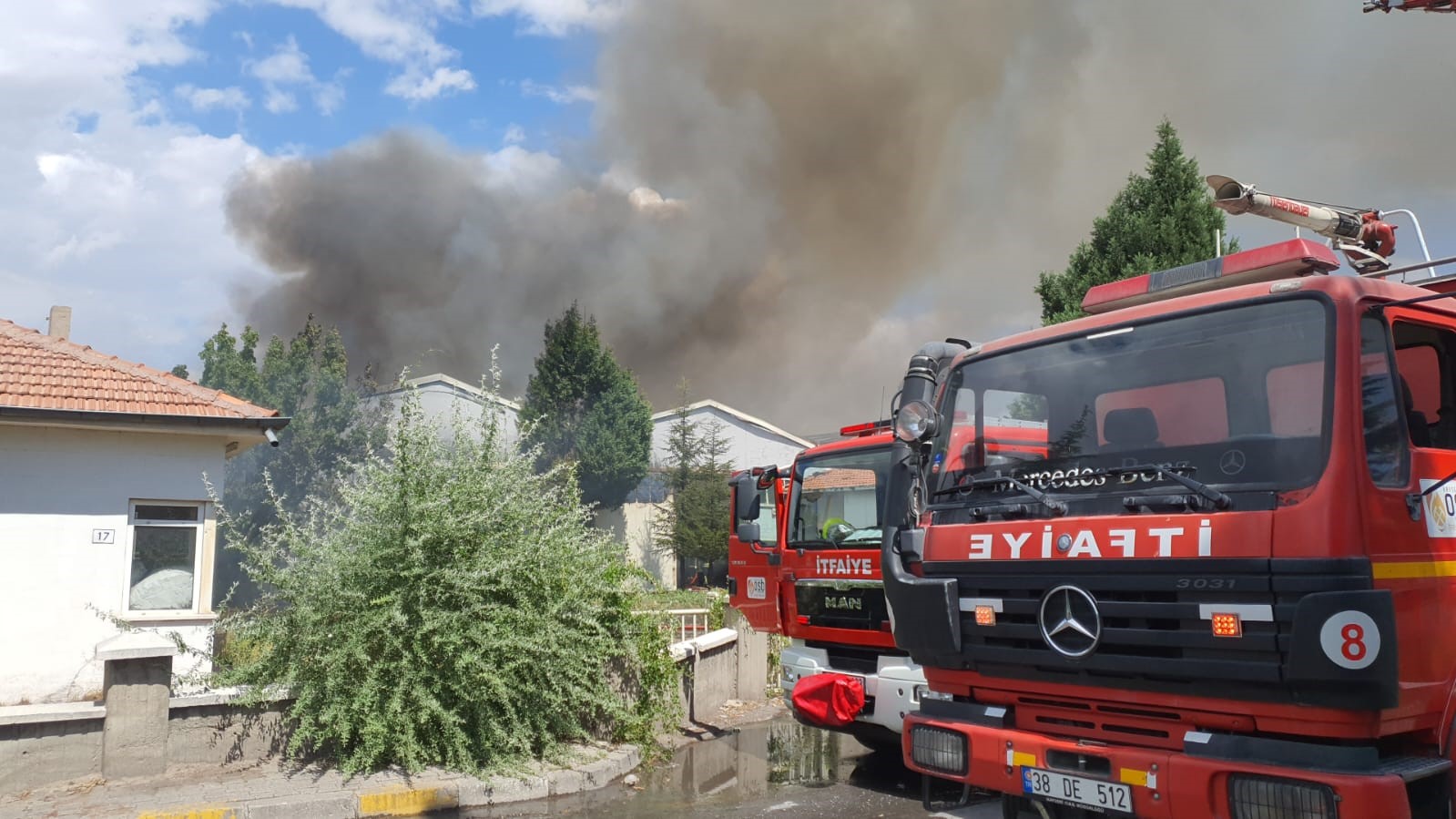 Sünger fabrikasında büyük yangın
