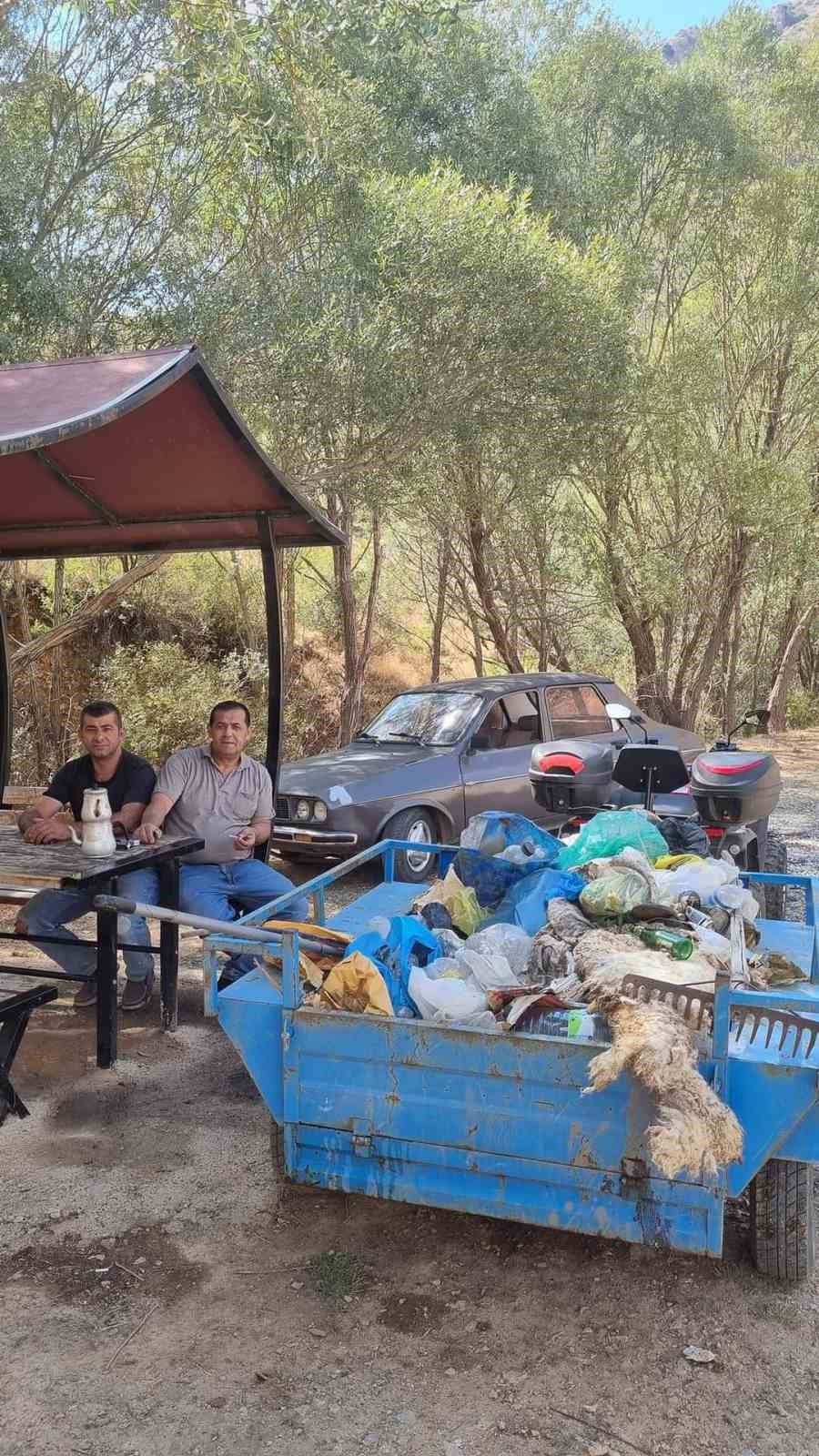 Develi’de doğaseverler mesire alanlarını pırıl pırıl yaptı
