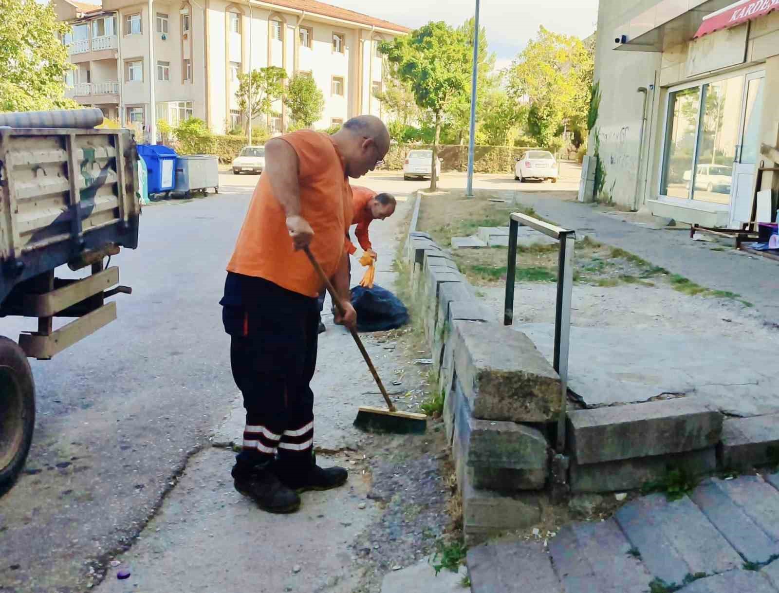 Körfez’de okul bahçeleri temizlendi
