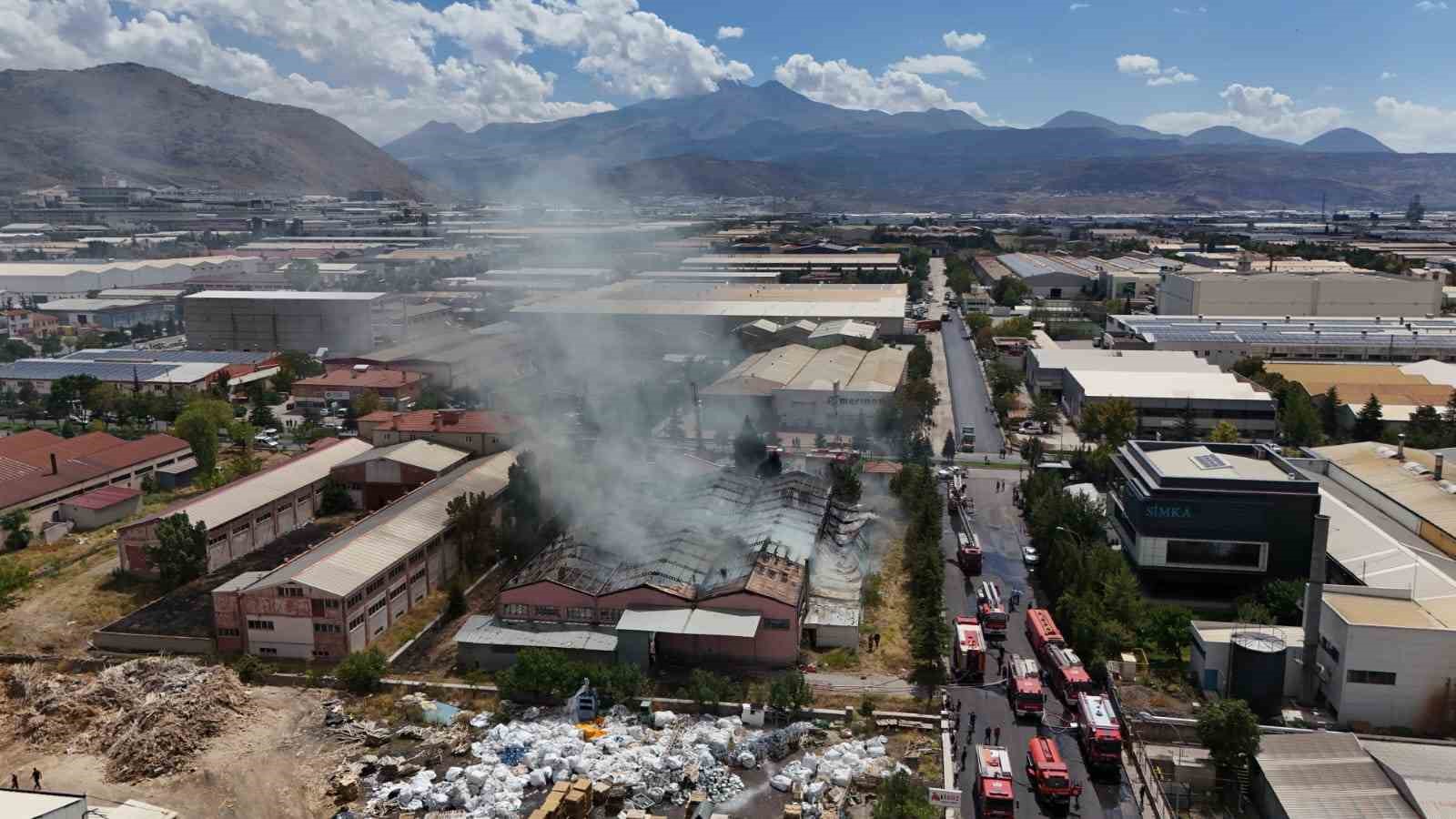 Sünger fabrikasında büyük yangın havadan görüntülendi
