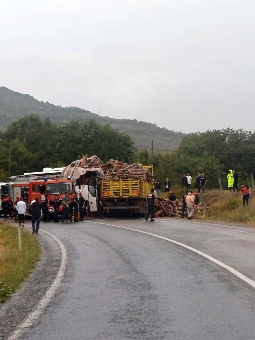 Kamyon ile otobüs çarpıştı: 2 ölü, 21 yaralı
