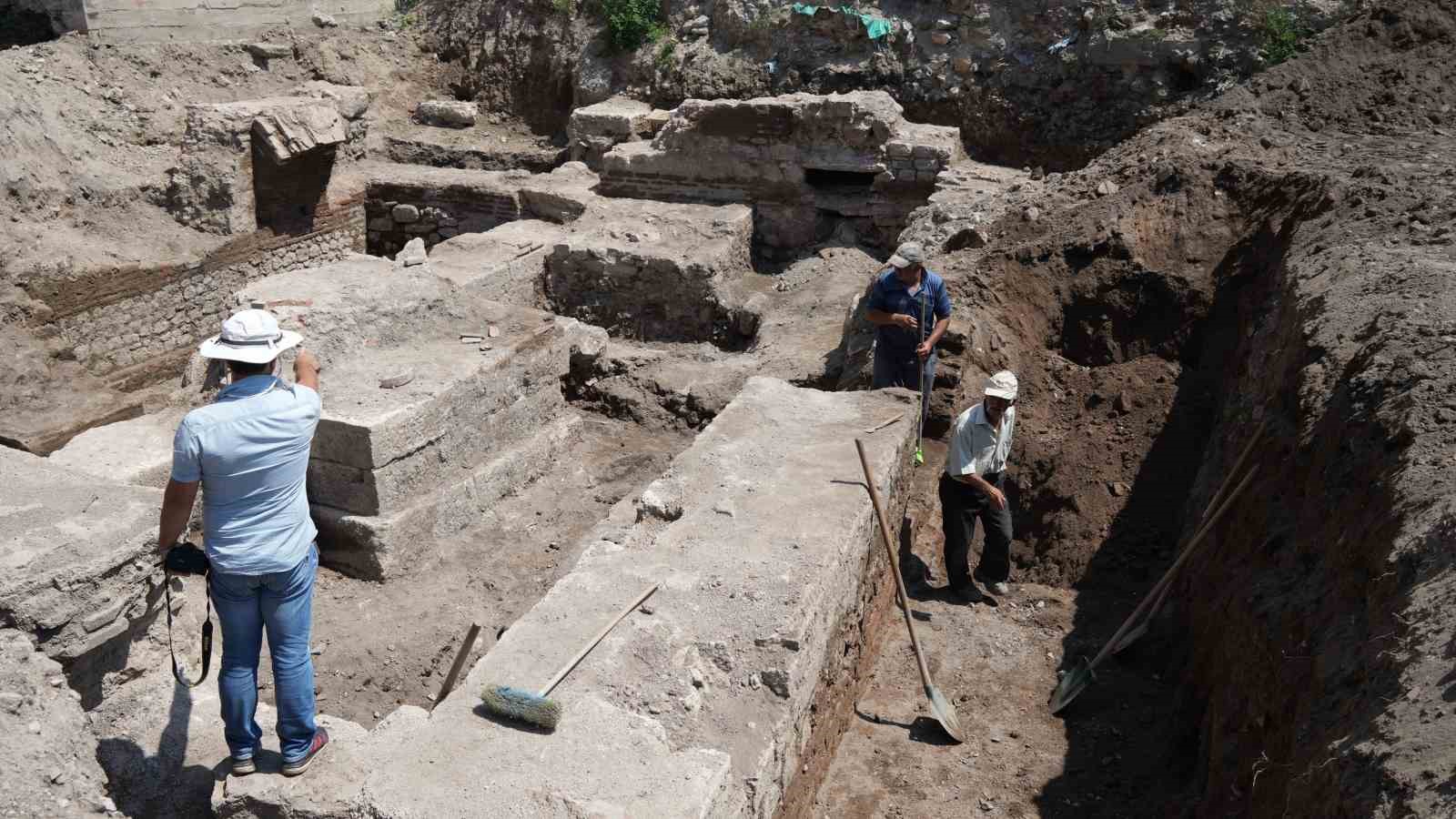 Tarihi hamam kalıntısının üstü kapatıldı, otopark oldu
