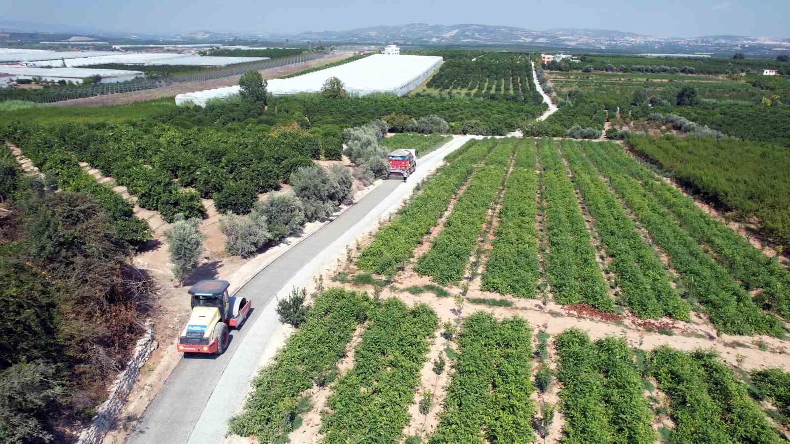 Akdeniz’de kırsal mahalle yolları asfaltlanıyor
