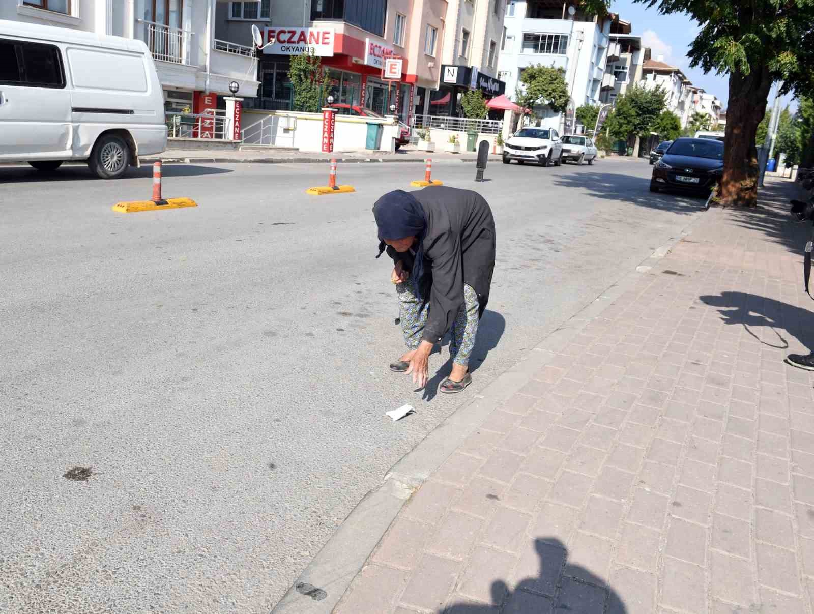 82 yaşındaki Nefise teyzeden örnek çevre hareketi
