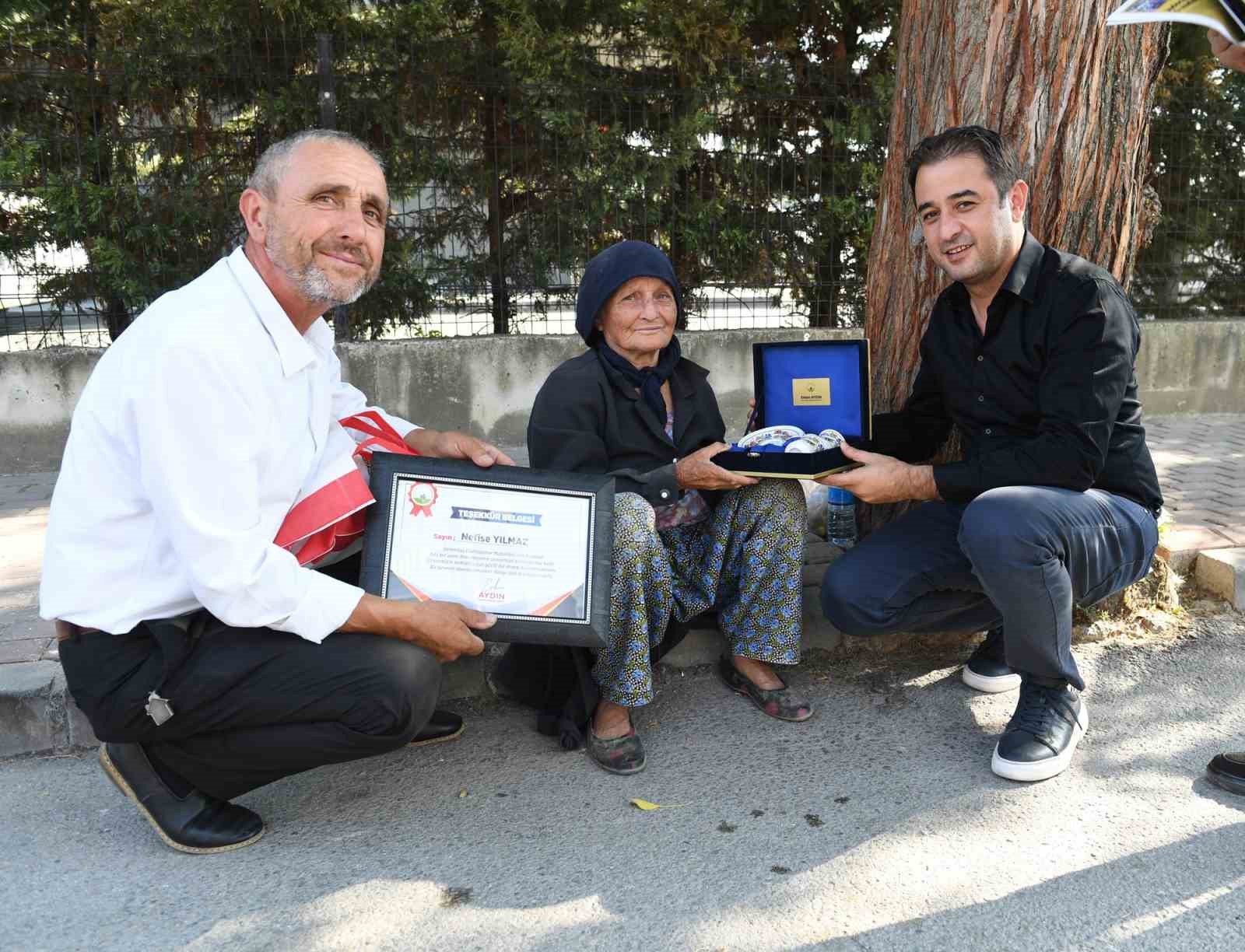 82 yaşındaki Nefise teyzeden örnek çevre hareketi
