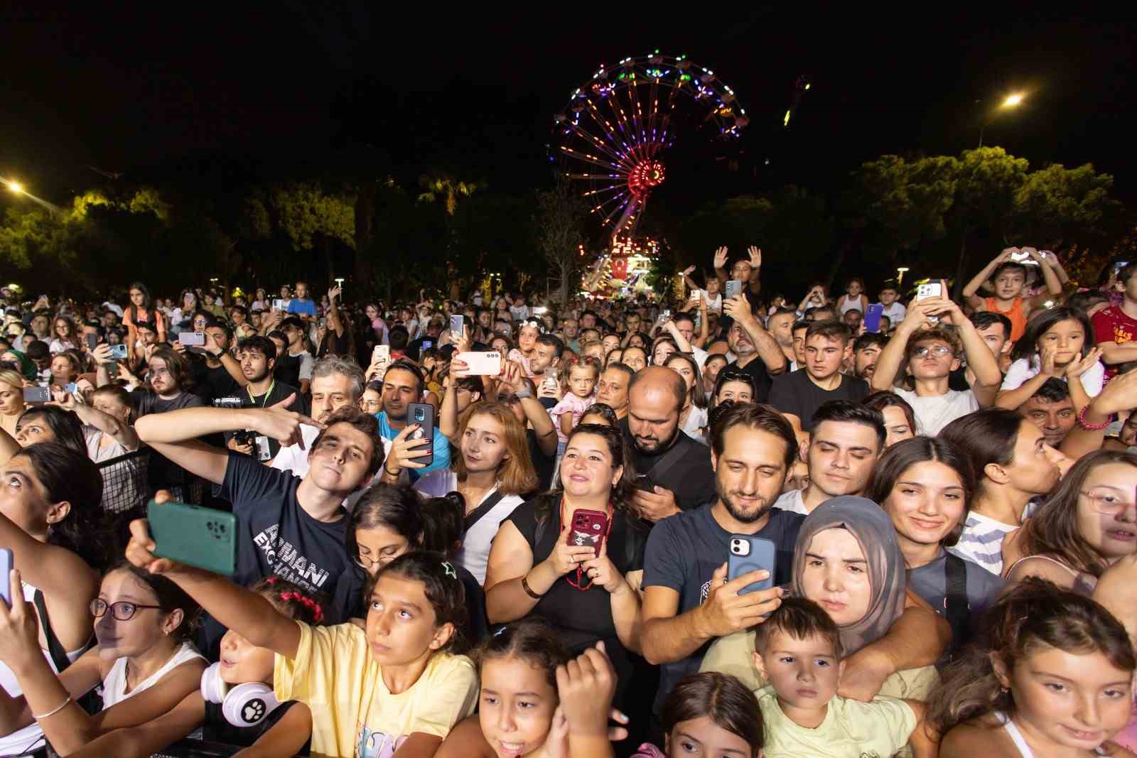 İzmir Enternasyonal Fuarı’nda müzik ve dans dolu gece
