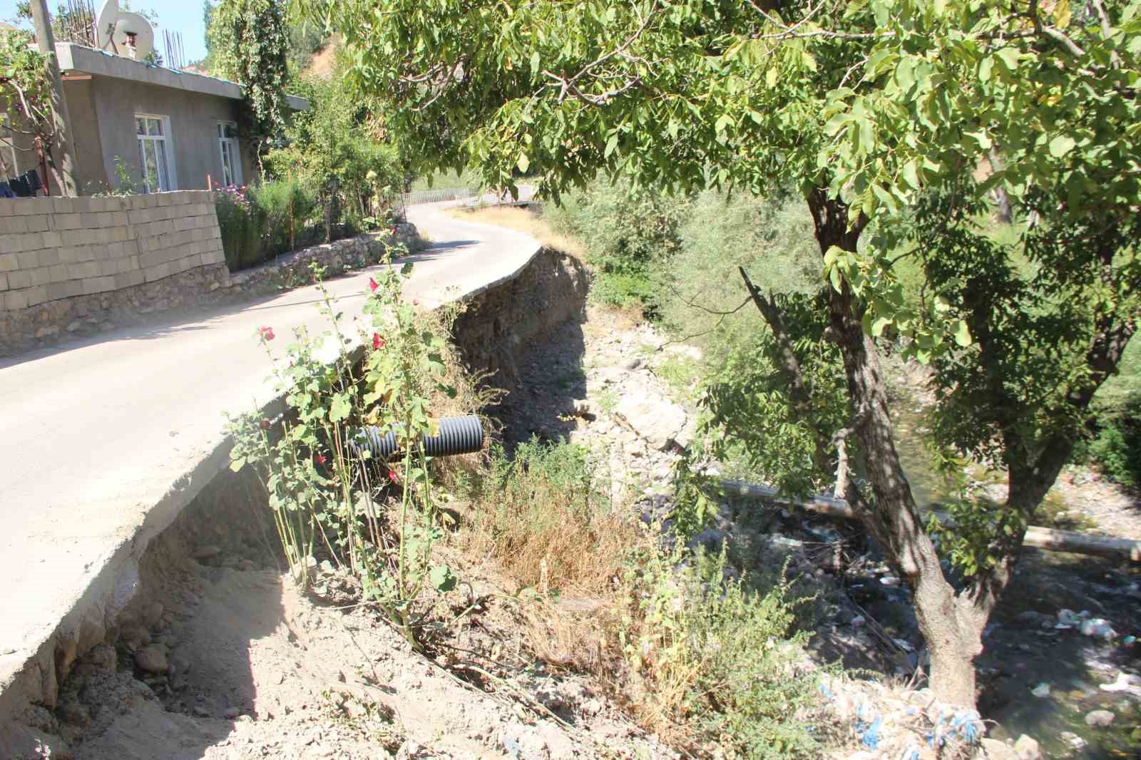 Şırnak’ta akarsu toprağı aşındırdı, köy yolu havada kaldı
