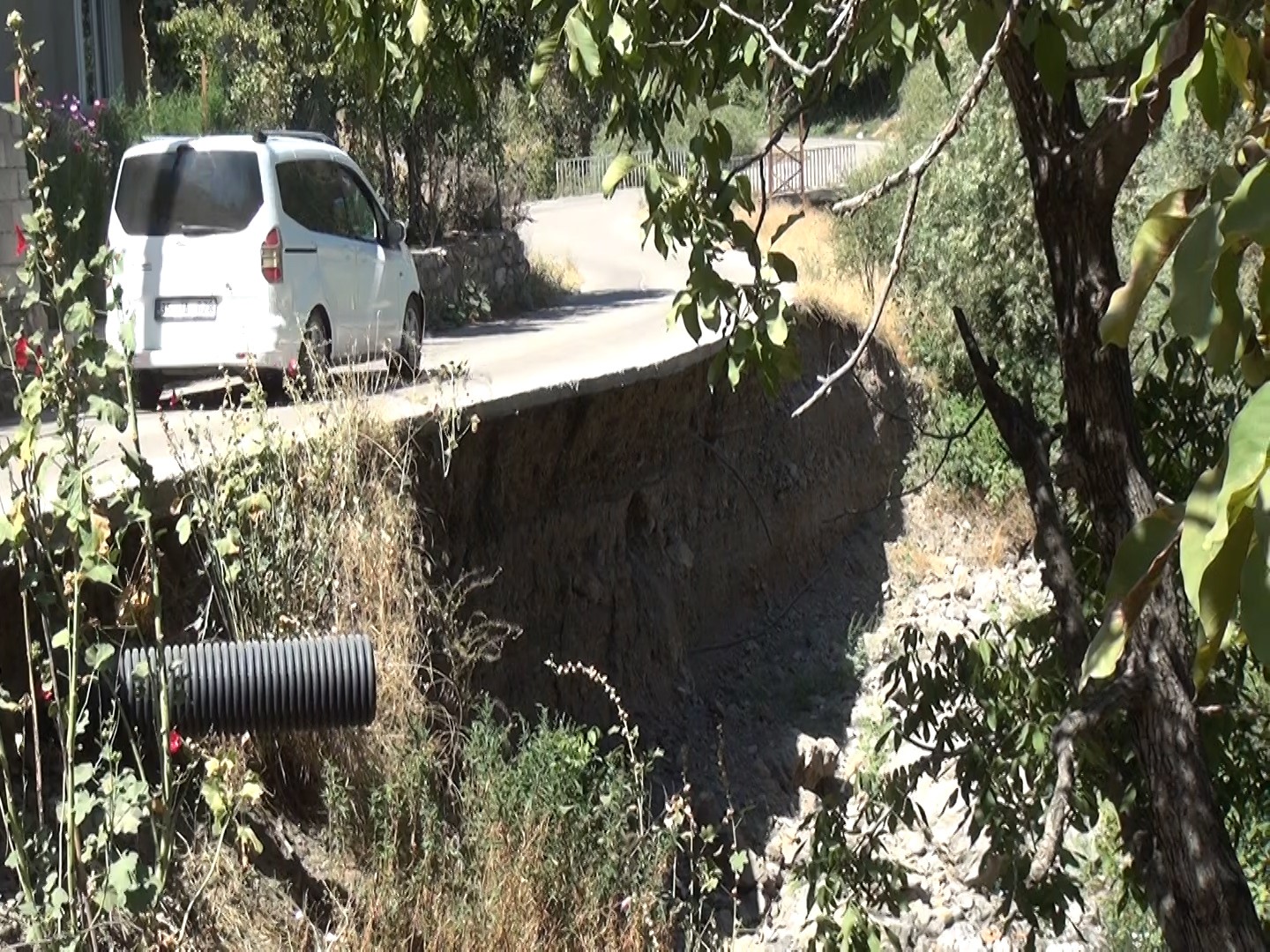 Şırnak’ta akarsu toprağı aşındırdı, köy yolu havada kaldı
