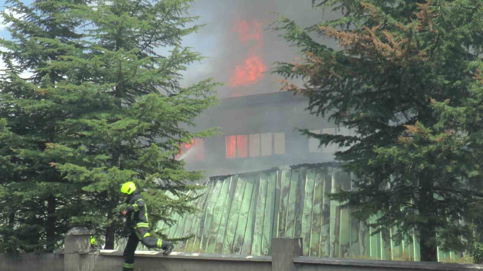 Fabrika yangınına 78 personel ve 22 araç müdahale etti
