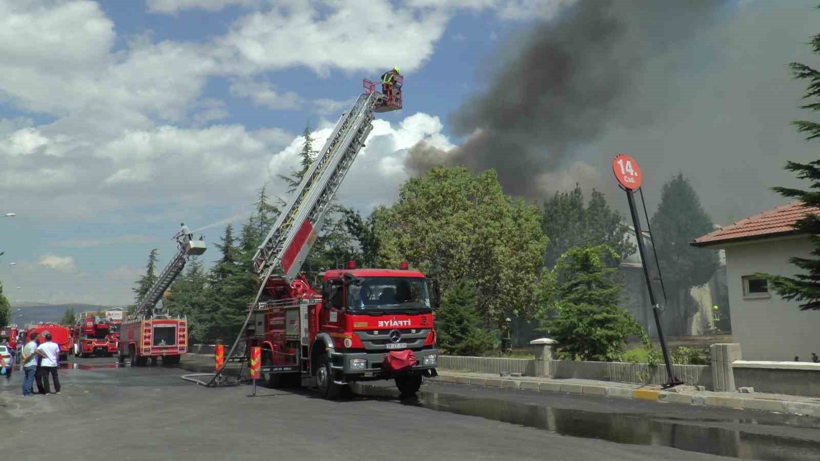 Fabrika yangınına 78 personel ve 22 araç müdahale etti
