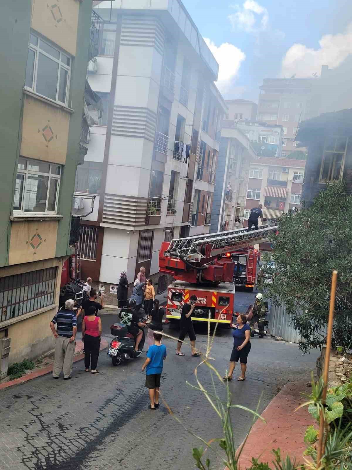 Beyoğlu’ndaki yangında can pazarı yaşandı, eşi ve çocuklarına ulaşamayan baba gözyaşlarına boğuldu
