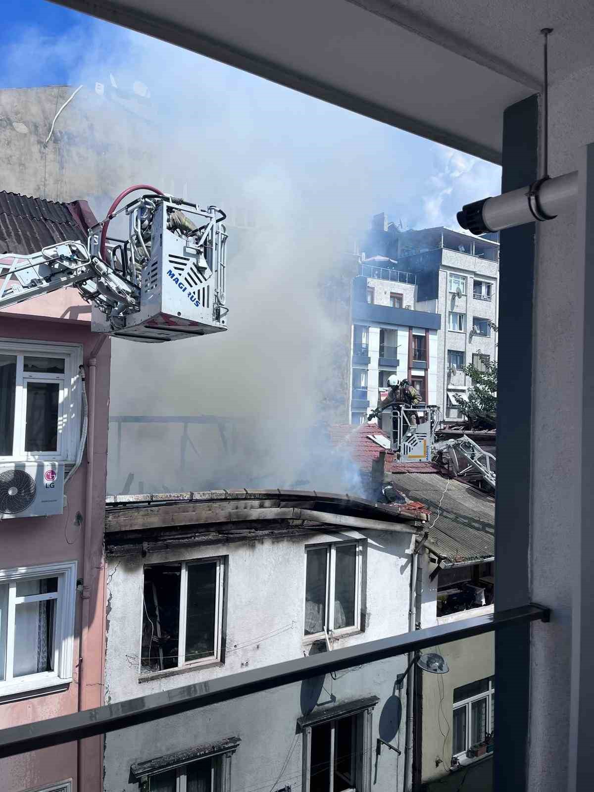 Beyoğlu’ndaki yangında can pazarı yaşandı, eşi ve çocuklarına ulaşamayan baba gözyaşlarına boğuldu
