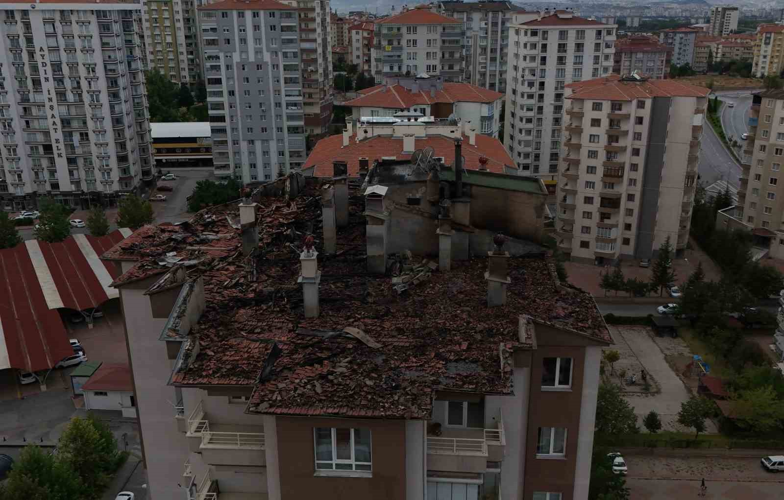 Binanın çatısında çıkan yangının hasarı gündüz görüntülendi
