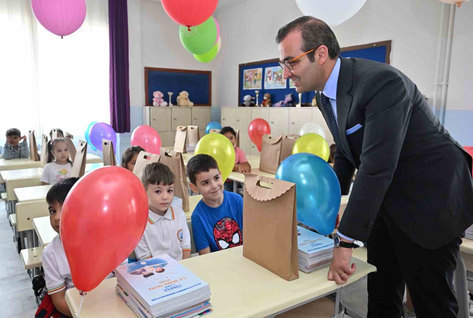 Şişli’de ilkokula yeni başlayan öğrencilere kırtasiye seti dağıtıldı
