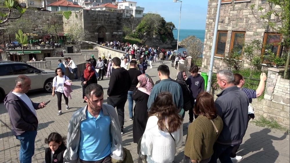 Amasra 8 ayda nüfusunun 230 katı turist ağırladı
