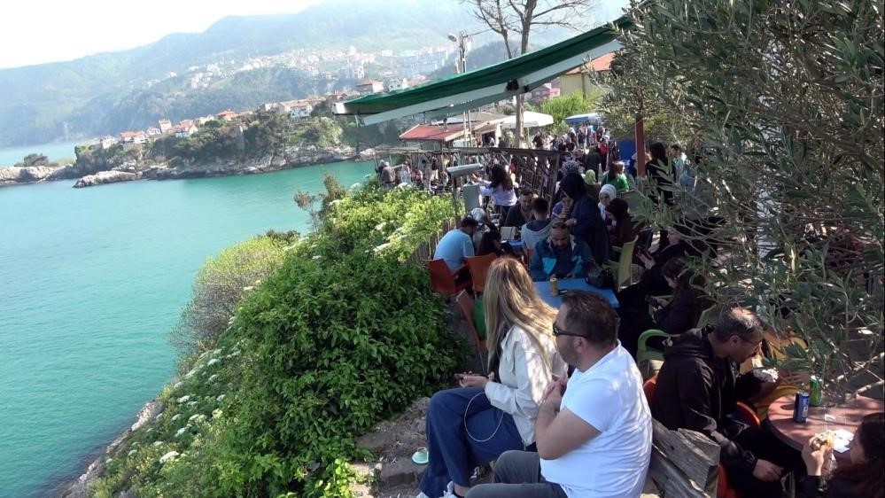 Amasra 8 ayda nüfusunun 230 katı turist ağırladı
