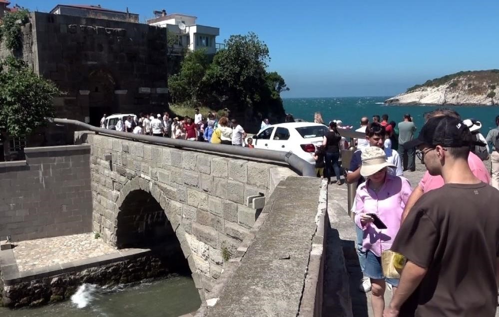 Amasra 8 ayda nüfusunun 230 katı turist ağırladı
