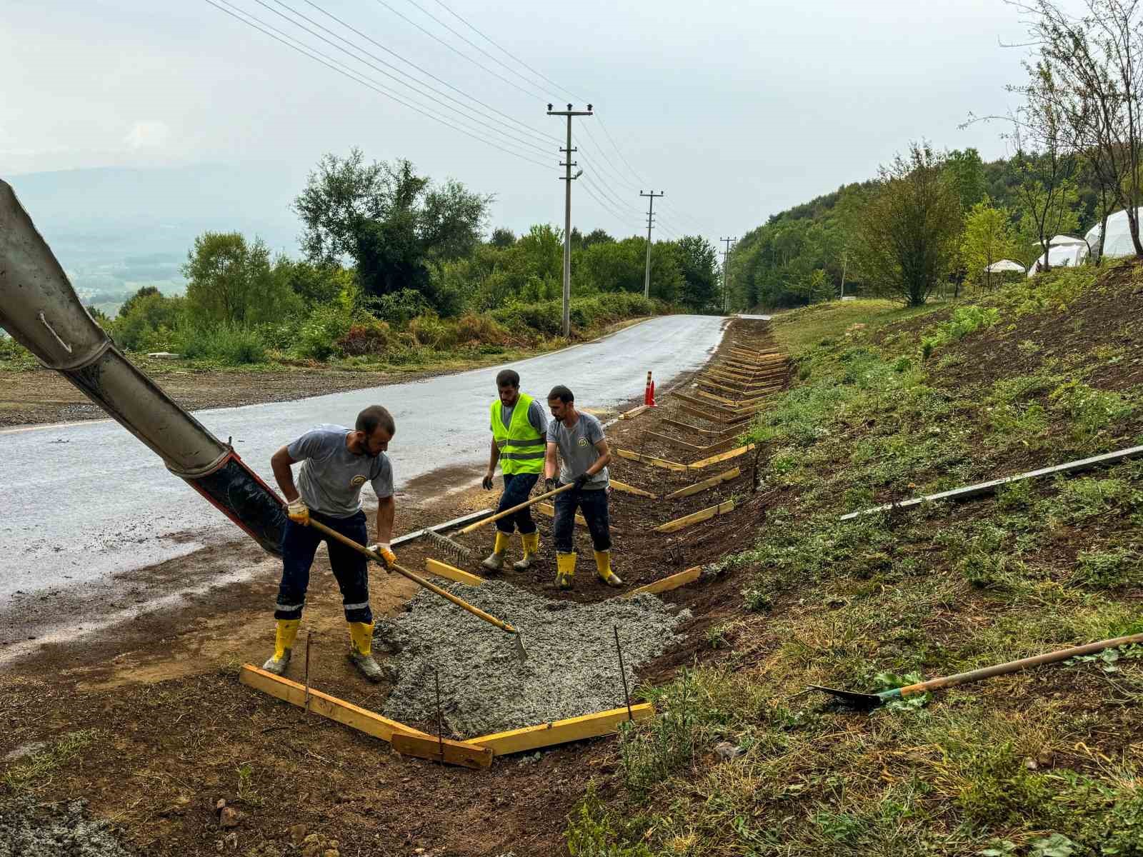 Yağışa rağmen çalışmalar sürüyor
