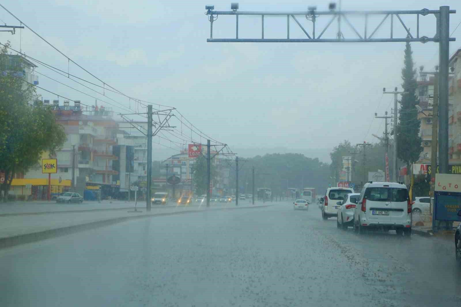 Antalya’da bir kilometre arayla iki mevsim yaşandı
