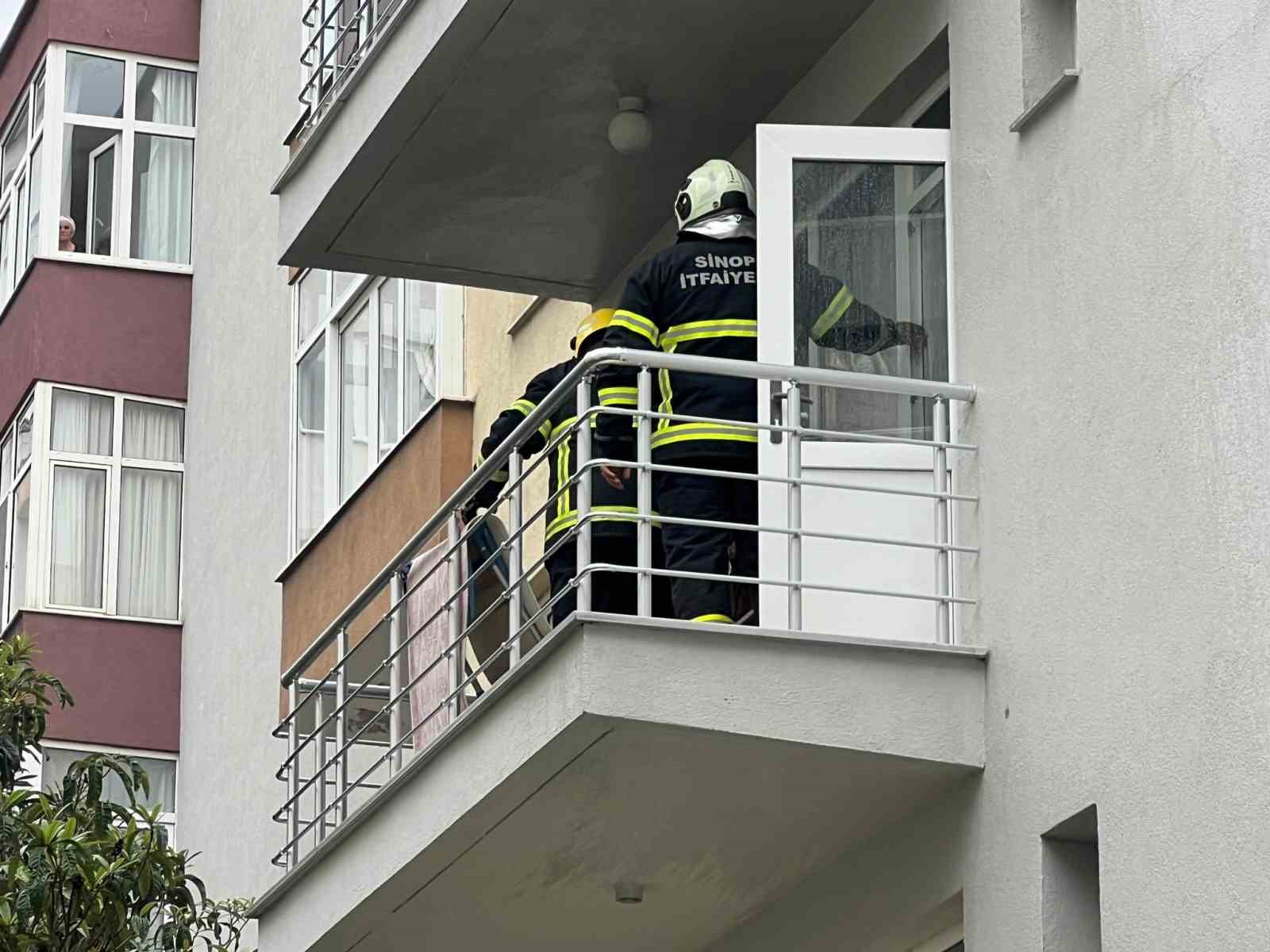 Sinop’ta bir evin balkonunda korkutan yangın
