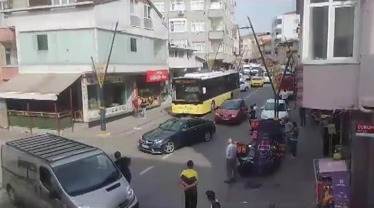 Pendik’te İETT otobüsünün çarptığı binanın sakinleri, yıkılan bina önünde eylem yaptı
