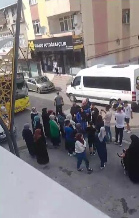 Pendik’te İETT otobüsünün çarptığı binanın sakinleri, yıkılan bina önünde eylem yaptı
