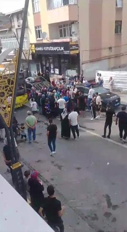 Pendik’te İETT otobüsünün çarptığı binanın sakinleri, yıkılan bina önünde eylem yaptı
