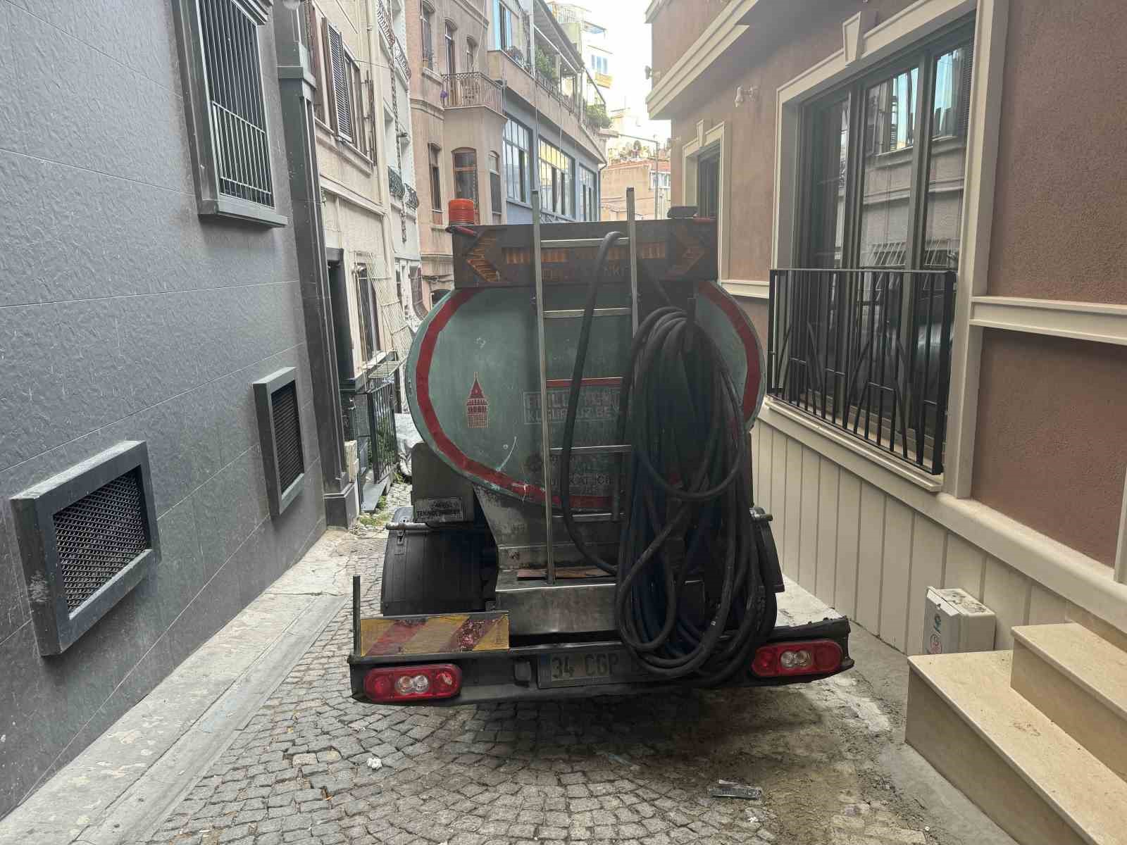 Beyoğlu’nda çöken yol güvenlik kamerasında
