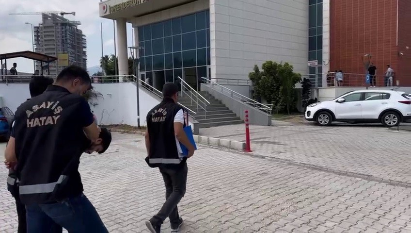 Kadını sopayla döverek öldüren şahıs, çaldığı ziynet eşyalarıyla birlikte yakalandı
