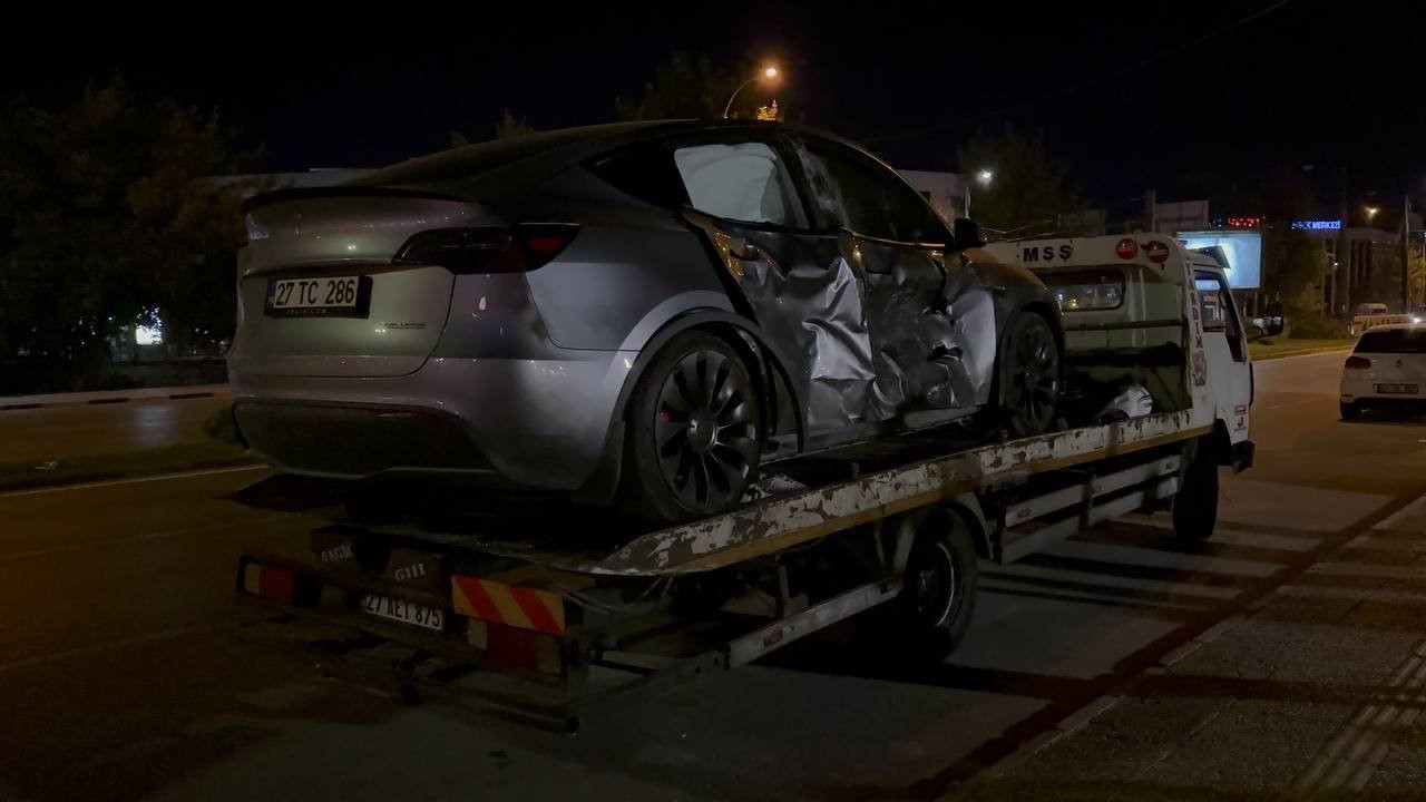 Gaziantep’te lüks araç ile motosiklet çarpıştı: 1 ölü, 1 ağır yaralı
