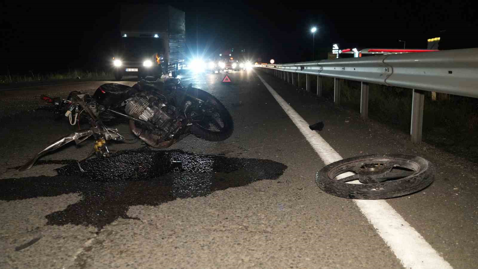 Devrilen motosikletin sürücüsü tek ayakkabıyla kaçtı, otomobildeki 2 kişi yaralandı
