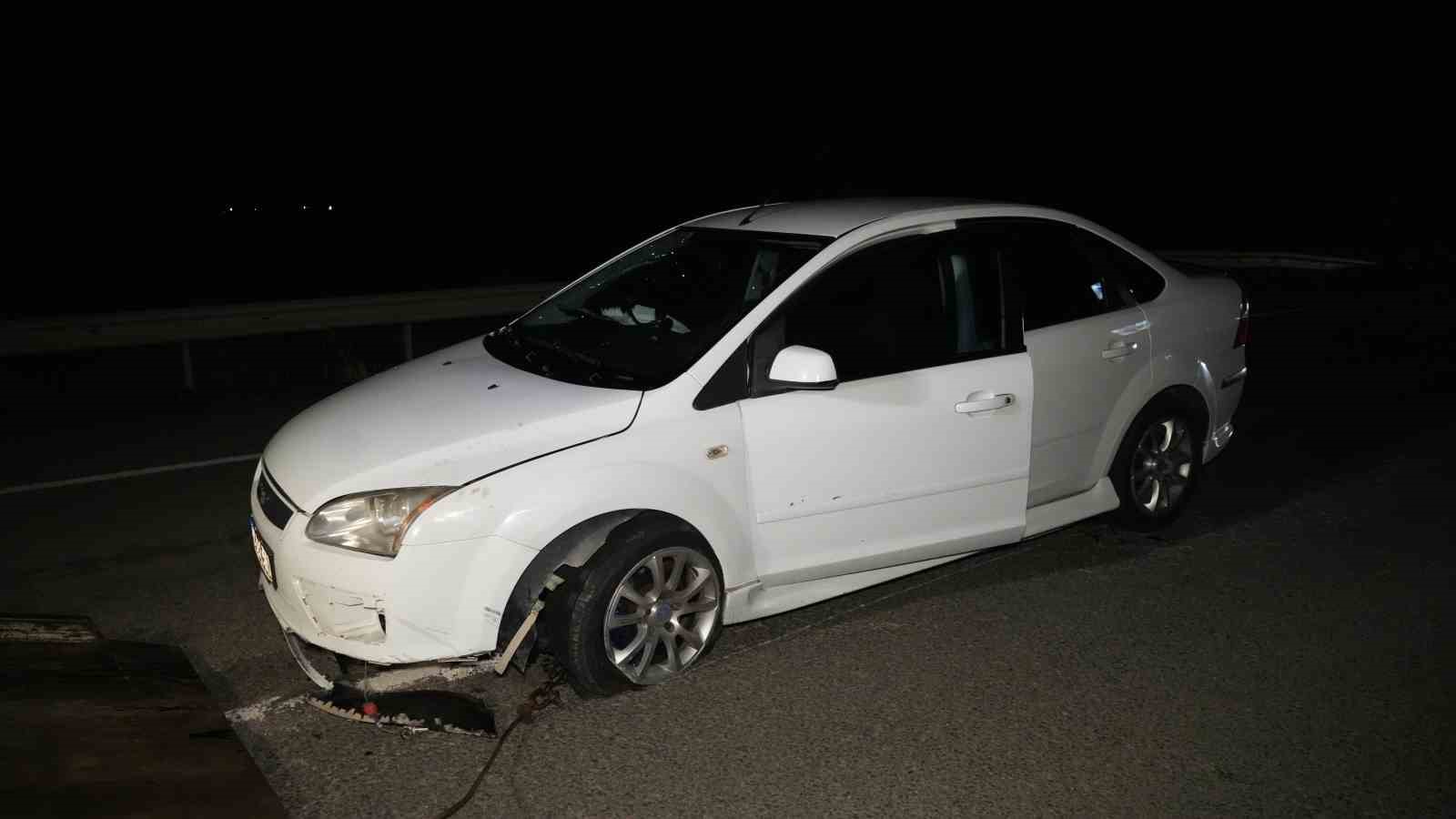 Devrilen motosikletin sürücüsü tek ayakkabıyla kaçtı, otomobildeki 2 kişi yaralandı
