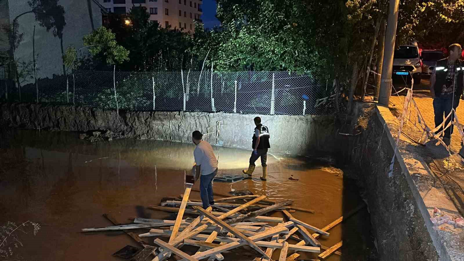 Uşak’ta iki komşu arasında çıkan kavgada 1’i ağır 2 kişi yaralandı
