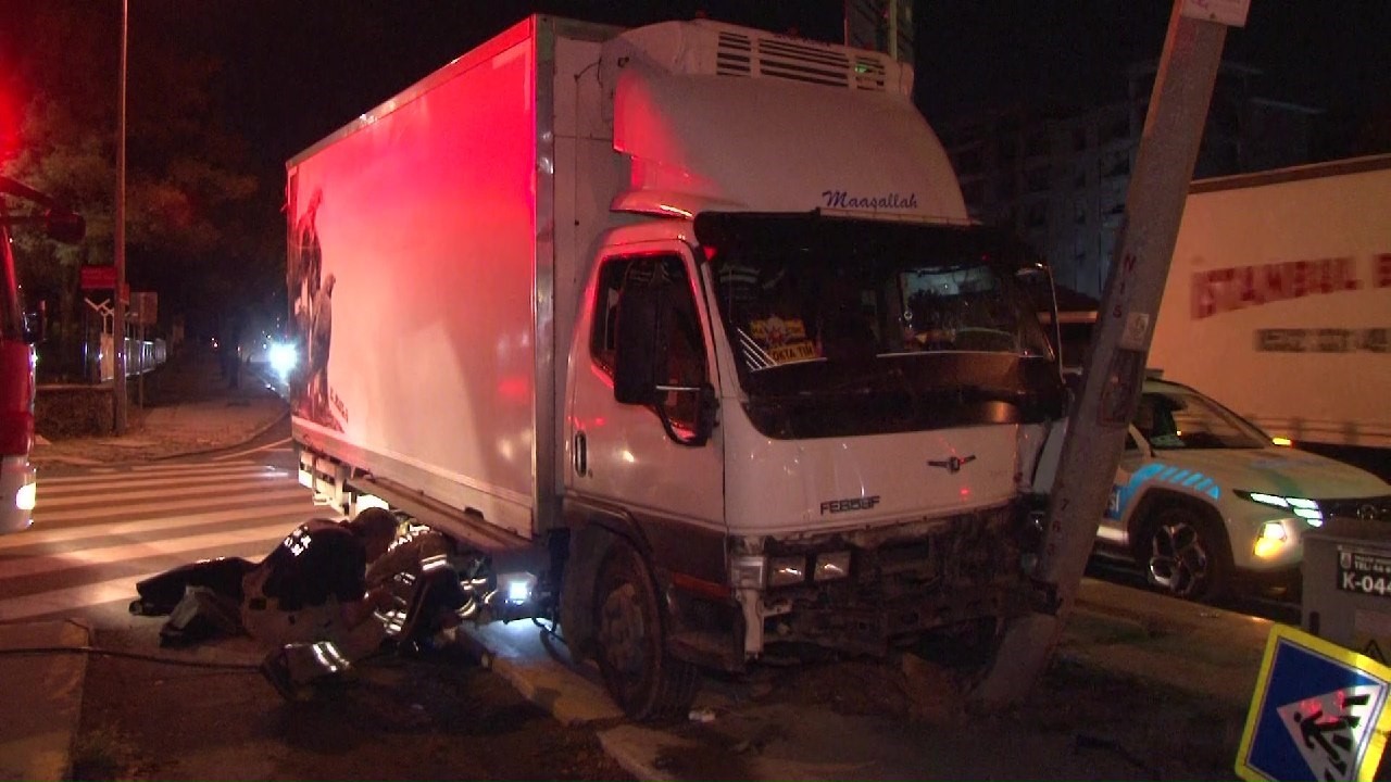 Ataşehir’de kamyonet MOBESE direğine çarptı
