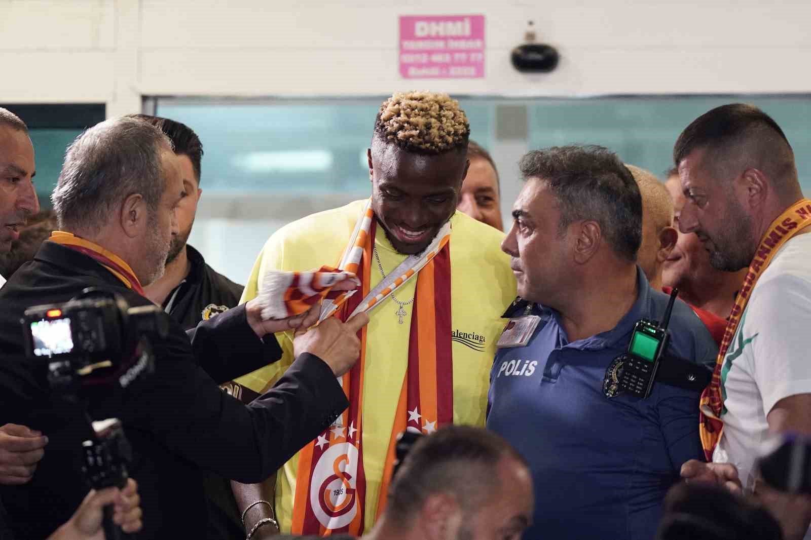 Galatasaray’ın yeni transferi Victor Osimhen, İstanbul’a geldi
