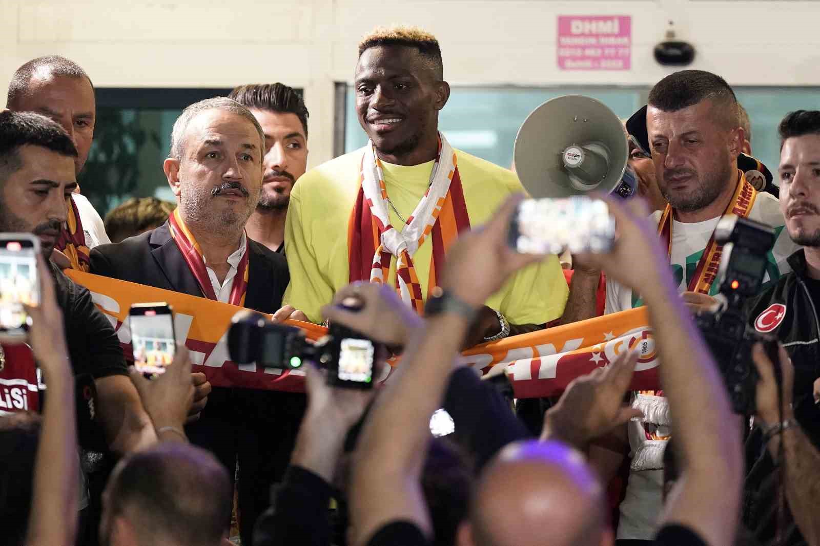 Galatasaray’ın yeni transferi Victor Osimhen, İstanbul’a geldi
