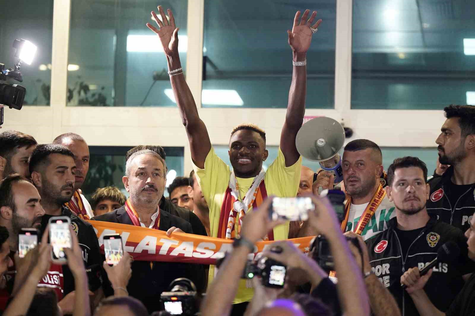 Galatasaray’ın yeni transferi Victor Osimhen, İstanbul’a geldi
