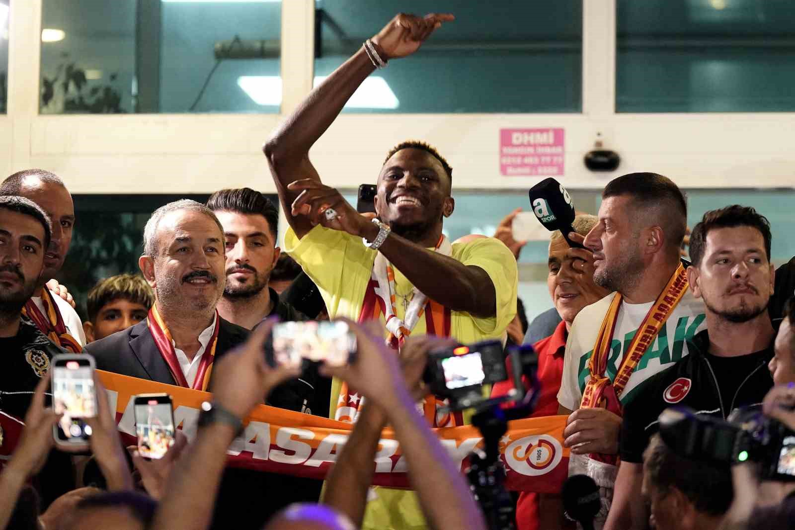 Galatasaray’ın yeni transferi Victor Osimhen, İstanbul’a geldi
