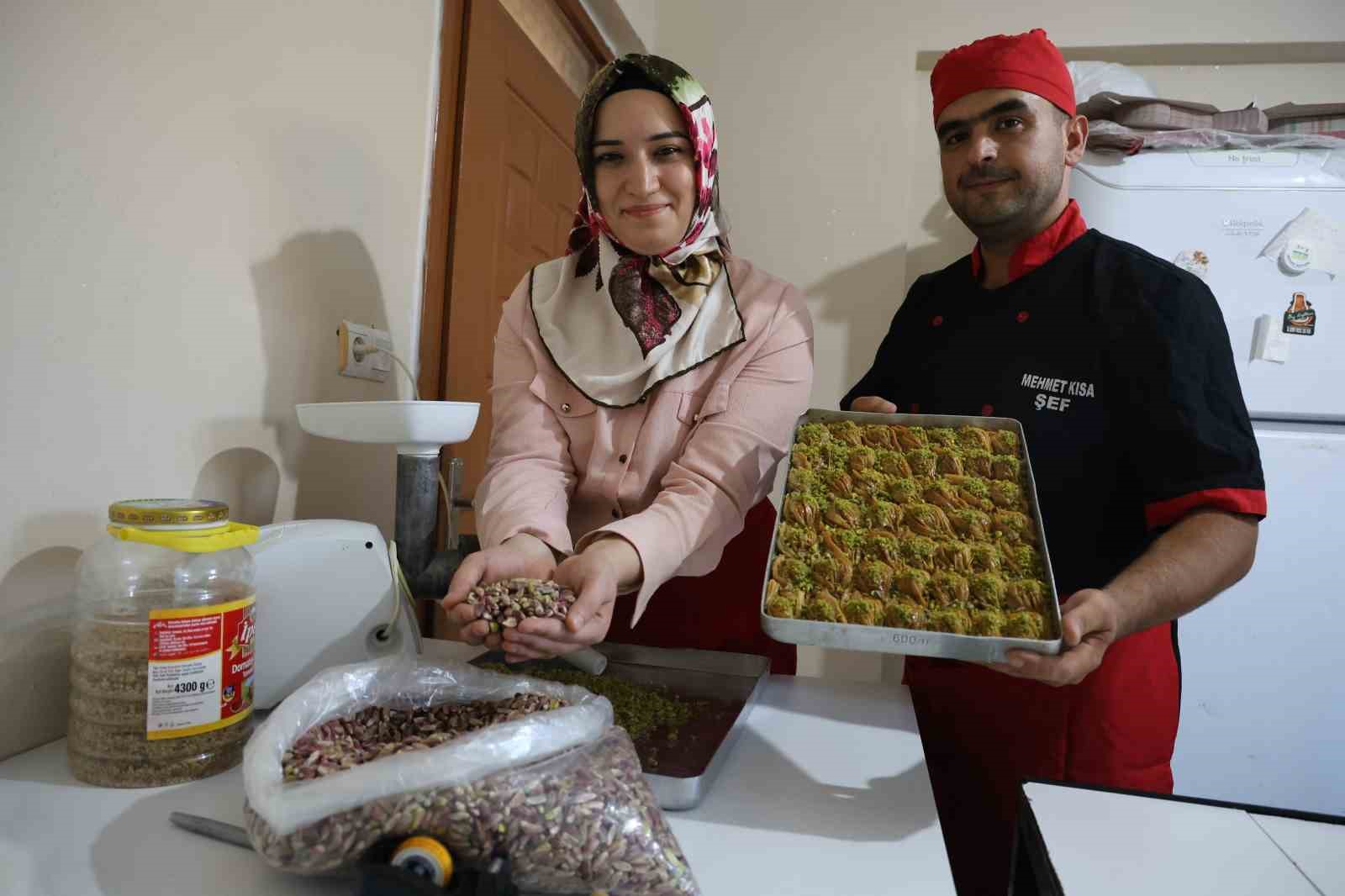 Depremzede çiftin aşk baklavası
