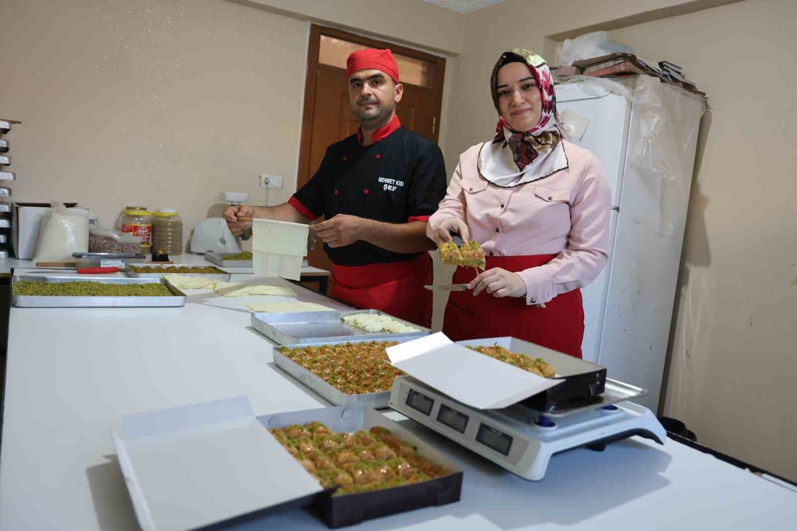 Depremzede çiftin aşk baklavası
