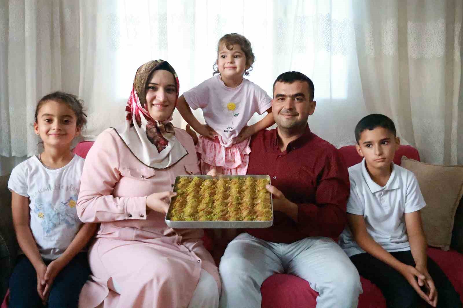 Depremzede çiftin aşk baklavası
