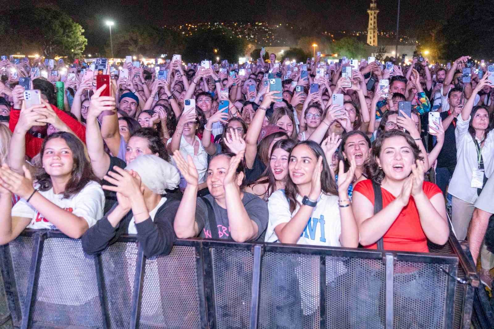 Çim Konserleri’nde Hande Yener sahne aldı
