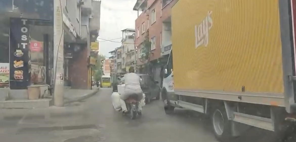 Motosiklete yüklediği eşyalarla görenleri şaşkına çevirdi
