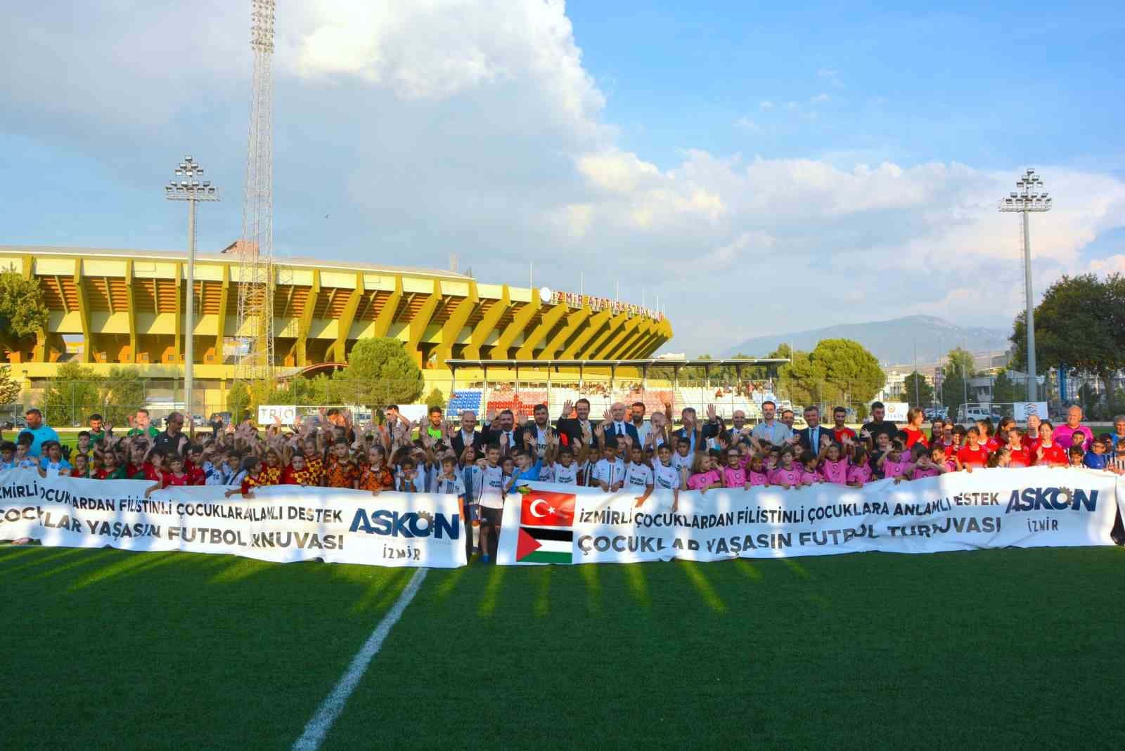 İzmirli çocuklar Filistinli kardeşleri için sahaya çıktı
