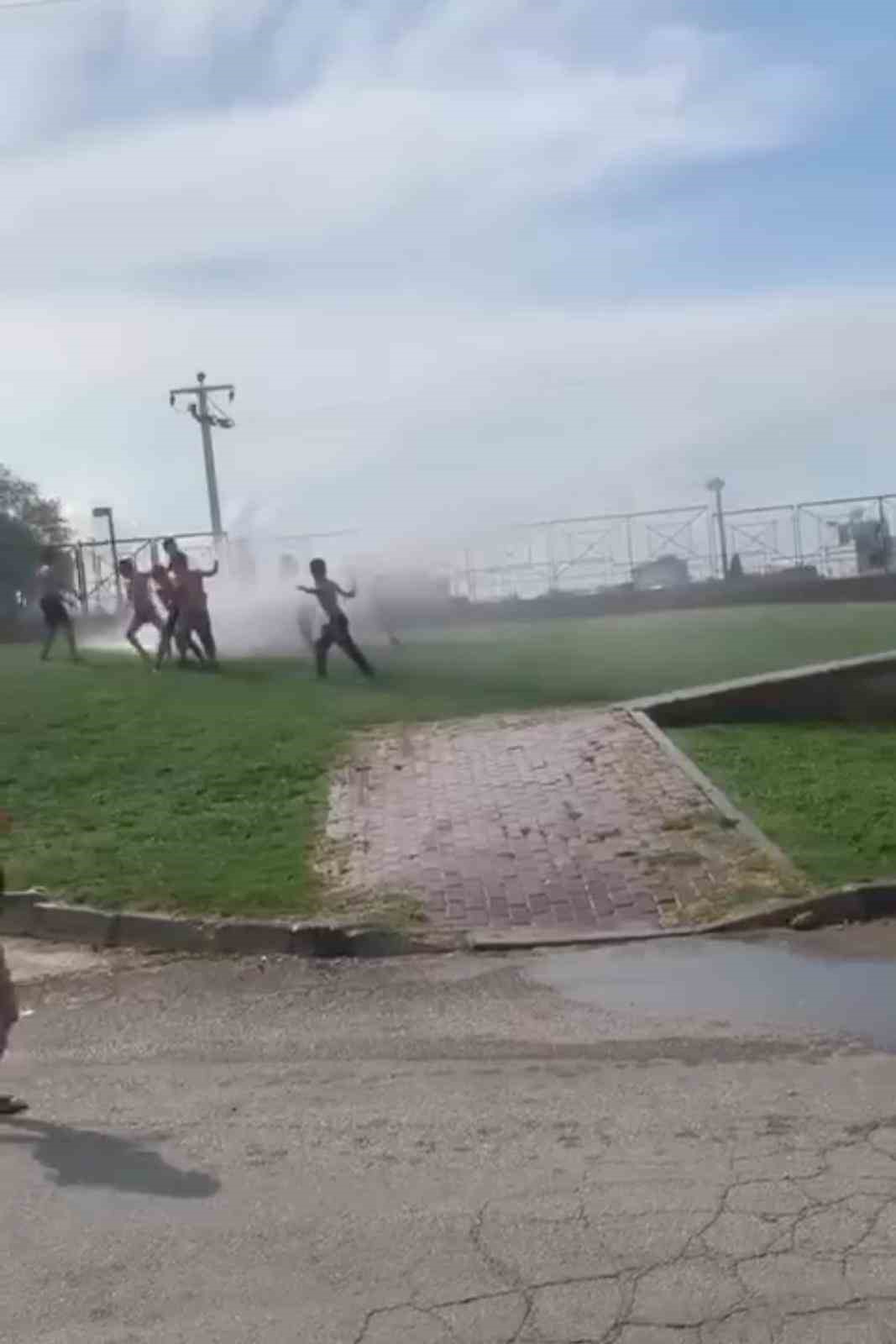 Sıcaktan bunalan çocuklar çareyi sulama aracında buldu
