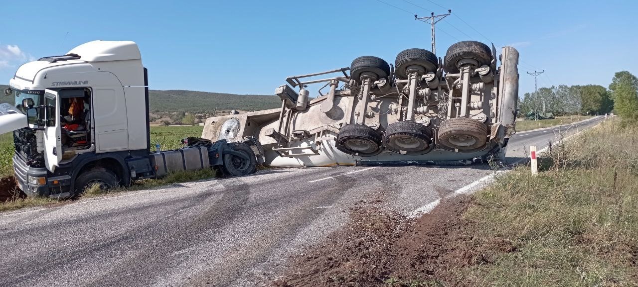 Makas atan tırın dorsesi yan yattı,  yol trafiğe kapandı
