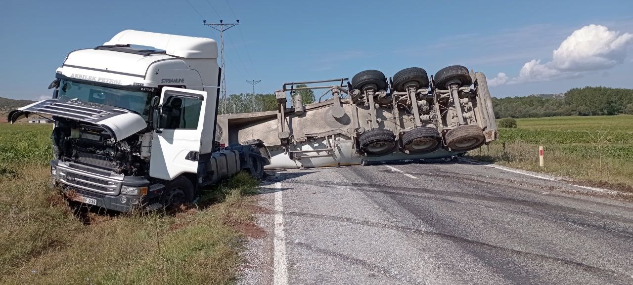 Makas atan tırın dorsesi yan yattı,  yol trafiğe kapandı
