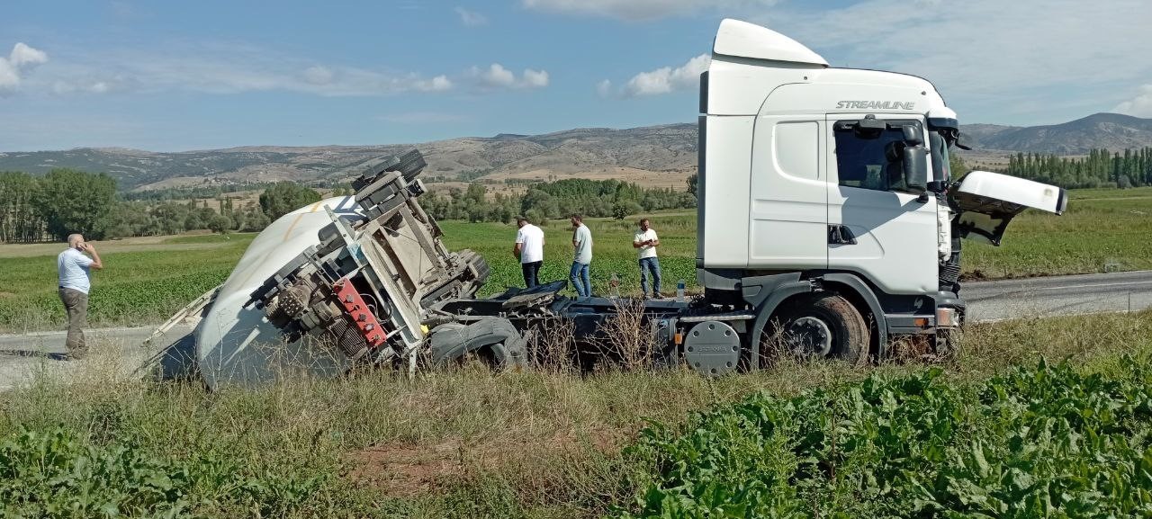 Makas atan tırın dorsesi yan yattı,  yol trafiğe kapandı
