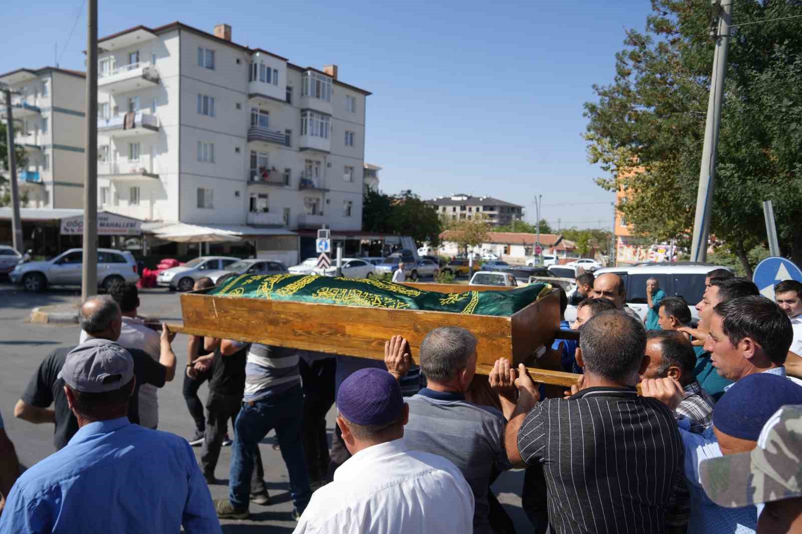 Gölette boğulan baba ve kızı defnedildi
